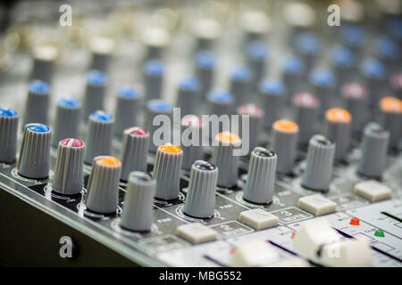 Close up d'une console de mixage à l'aide de curseurs et boutons Banque D'Images