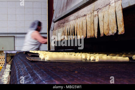 Pâtisserie, aller dans un grand four dans une grande boulangerie Banque D'Images