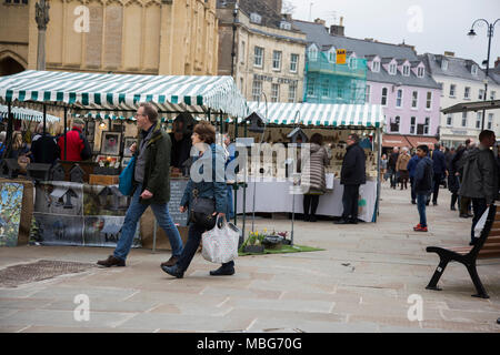 Les gens de shopping dans le centre-ville de Cirencester marché artisanal dans la ville de Gloucestershire Cotswold England UK Banque D'Images
