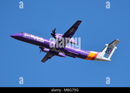 Flybe Bombardier Dash-8 G-ECOH au départ de l'aéroport Heathrow de Londres, UK Banque D'Images