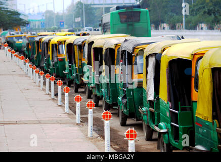 Des files d'auto rickshaw à Delhi, en Inde. Auto rickshaw est considéré comme le principal moyen de transport en Inde. Banque D'Images