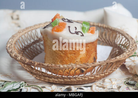 Gâteau de pâques christian dans panier sur fond gris Banque D'Images