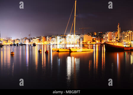 La vue sur Sliema et sail yacht au coucher du soleil, Sliema, Malte Banque D'Images