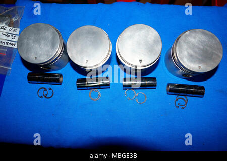 TRIUMPH SPITFIRE MK IV, MOTEUR 1296CC, NETTOYÉ LES PISTONS Banque D'Images