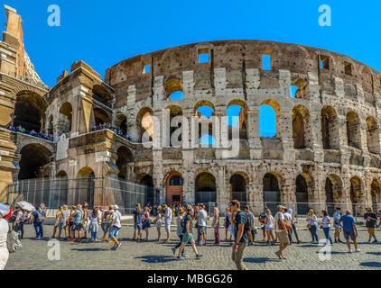 Les touristes jusqu'à l'extérieur de l'ancienne ligne arène Colisée à Rome Italie sur un jour d'été ensoleillé Banque D'Images