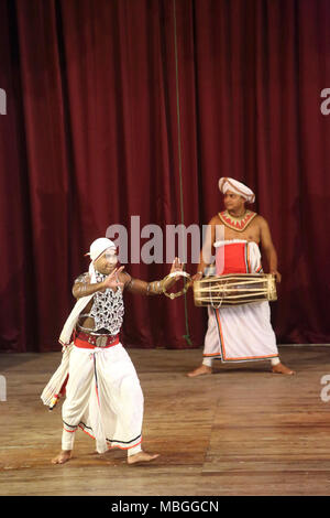 Sangaraja Mawatha Kandy Kandy Sri Lanka Province centrale Centre Culturel Danseuse Kandyan effectuant les Panatheru Natuma Banque D'Images