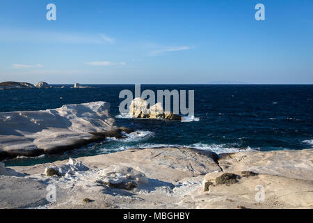 Formations minérales sur la côte de l'île de Milos (lune) paysage Mer Égée, Grèce. Banque D'Images