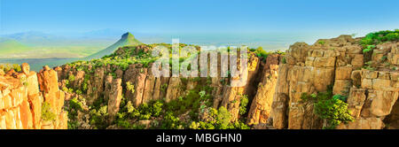 Panorama de Camdeboo Parc National Vallée de la désolation, de Eastern Cape Karoo, près de la ville de Graaff-Reinet, Afrique du Sud. La saison d'été. Ciel bleu. Bannière avec copie espace. Banque D'Images