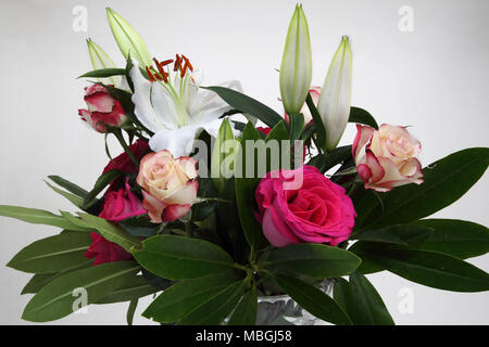 Bouquet de fleurs roses et de lys en vase en cristal de verre Banque D'Images