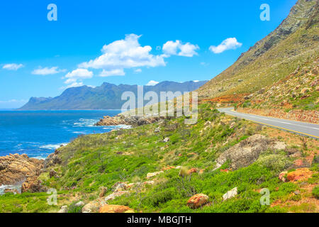 La pittoresque route côtière 44 Clarence ou dur sur False Bay, près du cap, entre Gordon's Bay et Pringle Bay dans la région de Western Cape, Afrique du Sud. Chaîne de montagnes Hottentots Holland sur l'arrière-plan. Saison d'été Banque D'Images