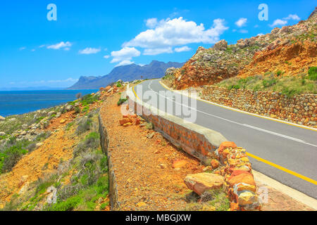 Road Trip en saison d'alog la pittoresque route côtière 44 sur False Bay, près du cap, entre Gordon's Bay et Pringle Bay dans la région de Western Cape, Afrique du Sud. Chaîne de montagnes Hottentots Holland sur l'arrière-plan. Banque D'Images