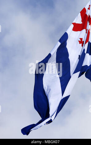 Sur le vent agitant drapeau d'Adjara (république autonome de la Géorgie) et ciel nuageux. Vue rapprochée. Banque D'Images