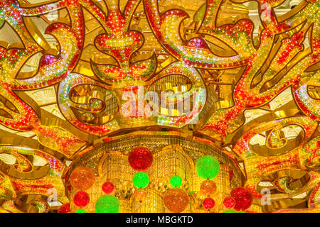 Abu Dhabi, UAE - 22 Avril 2013 : l'intérieur de l'arrière-plan lustre swaroski Grande salle de prière de la Grande Mosquée Sheikh Zayed. Décoré avec des pierres précieuses colorées, est le plus grand chandelier dans le monde. Banque D'Images