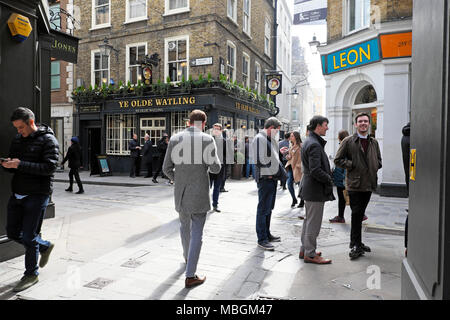 Les employés de bureau de la ville d'attente de personnes pour le déjeuner au coin de Bow Lane et Watling Street par Ye Olde Watling pub dans la ville de London UK KATHY DEWITT Banque D'Images