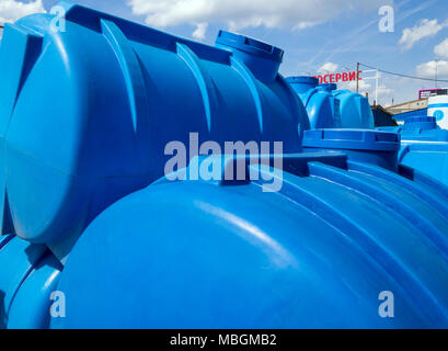 De grands récipients en plastique bleu pour l'eau et autres liquides Banque D'Images