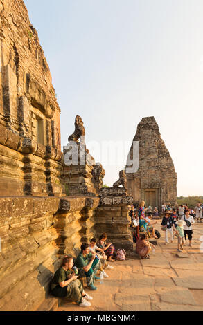 Les touristes d'Angkor - les gens regardant le coucher du soleil de Pre Rup, temple Angkor, Cambodge Asie Banque D'Images