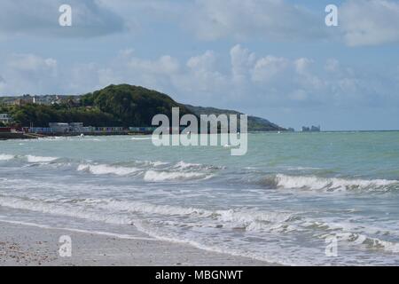 Colwell Bay à la recherche vers les aiguilles, île de Wight sur une journée ensoleillée avec quelques nuages Banque D'Images