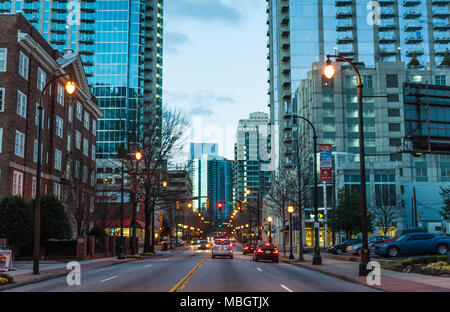 Peachtree Street au crépuscule dans Midtown Atlanta, Géorgie. (USA) Banque D'Images