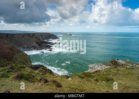 À l'égard de l'Knavocks Godrevy Lighthouse sur la côte de Cornwall. Banque D'Images