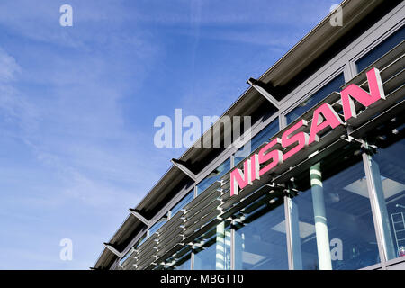 Concessionnaire Nissan signe en showroom. Nissan est le plus grand fabricant de véhicules électriques. Banque D'Images