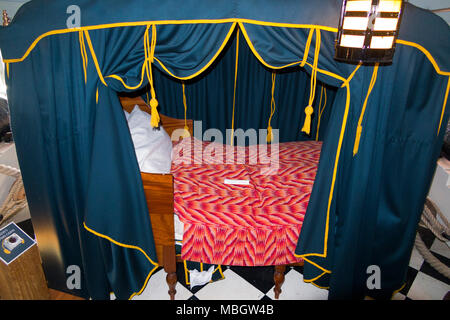 L'amiral Lord Horatio Nelson's ( cabine de couchage avec lit) à bord du navire amiral HMS Victory. Portsmouth Historic Dockyard / docks du Royaume-Uni (95) Banque D'Images