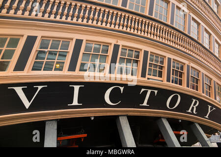 Nom & fenêtres à l'arrière / arrière / galeries stern (galerie) de l'Amiral Lord Nelson navire-amiral HMS Victory. Portsmouth Historic Dockyard / Chantiers UK Banque D'Images