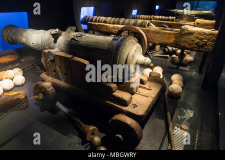 Cannon Tudor s / s de canon du navire trouvé dans le dossier de la Mary Rose, navire de guerre de la marine anglais Tudor du Roi Henry VIII La Mary Rose Museum. Historique de Portsmouth, Portsmouth, Royaume-Uni Banque D'Images