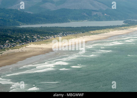 Une vue aérienne de la ville de Manzanita, Oregon, la montagne de Neahkahnie Banque D'Images