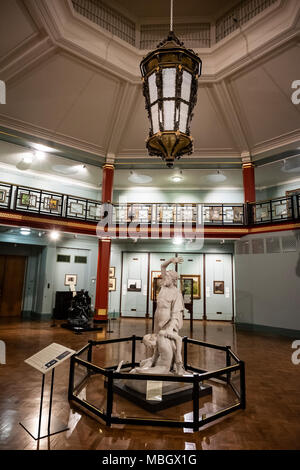 Sculptures et l'art à l'intérieur du musée et galerie Cliffe, Keighley, Bradford, Yorkshire, Royaume-Uni. Banque D'Images