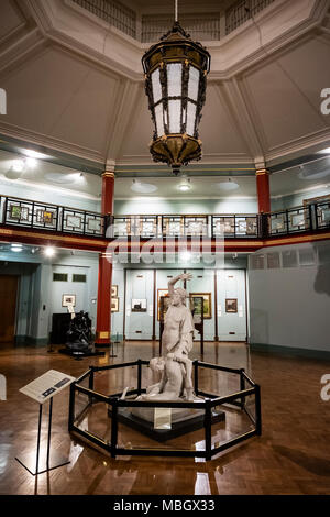 Sculptures et l'art à l'intérieur du Musée Cliffe, Keighley, Bradford, Yorkshire, Royaume-Uni. Banque D'Images