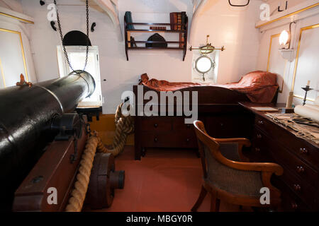 Identifiés par un signal d'information comme navires maître ( quarts / chambres chambre / cabine ) - avec les Canon - sur le HMS Warrior. Portsmouth Historic Dockyard. UK Banque D'Images