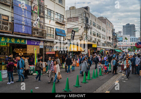 Rue animée à l'heure du déjeuner, près du célèbre marché aux poissons de Tokyo dans le quartier de Tsukiji Banque D'Images