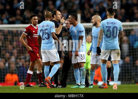 Manchester City's Gabriel Jésus (33) parle avec match arbitre Antonio Miguel Mateu Lahoz (troisième à gauche) au cours de l'UEFA Champions League, quart-de-finale à l'Etihad Stadium, Manchester. Banque D'Images