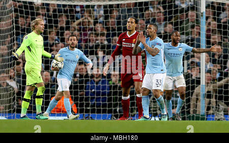 Manchester City's Gabriel Jésus (33) appels après Manchester City's Leroy Sane (pas en photo) a un objectif jugé hors-jeu au cours de l'UEFA Champions League, quart-de-finale à l'Etihad Stadium, Manchester. Banque D'Images