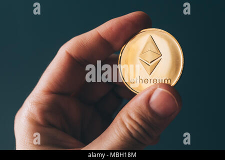 Ethereum cryptocurrency en main, blockchain pièce monnaie décentralisée de la technologie Banque D'Images