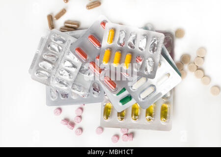 La couleur de la médecine en boîtes pilules.Pills en blister,Capsules et comprimé conditionnés dans des blisters sur le fond blanc Banque D'Images