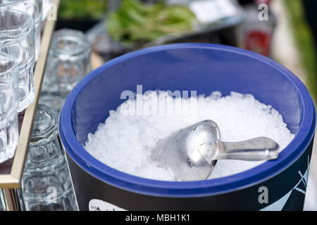 Tube de glace en seau à glace. Des morceaux de glace sur un plateau de verre La vue du sommet. Banque D'Images