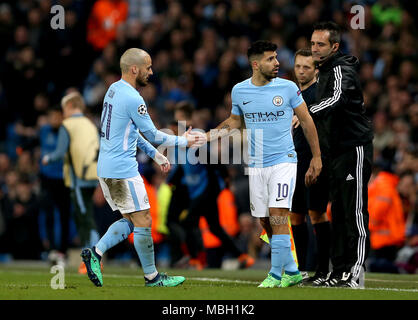 Manchester City's Sergio Aguero (centre) est substitué sur pour David Silva (à gauche) au cours de l'UEFA Champions League, quart-de-finale à l'Etihad Stadium, Manchester. Banque D'Images