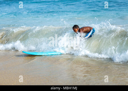 Garçon apprendre à surfer dans l'océan bleu de l'île de Sal, Cabo Verde, Cape Verde Banque D'Images