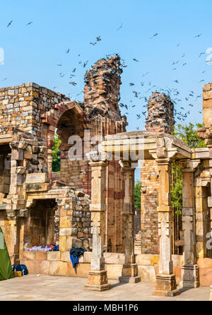 Ruines de la mosquée Quwwat ul-Islam au complexe Qutb à Delhi, Inde Banque D'Images