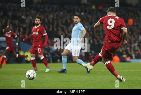 Le centre de Liverpool, Roberto Firmino marque son deuxième but du côté du jeu au cours de l'UEFA Champions League, quart-de-finale à l'Etihad Stadium, Manchester. Banque D'Images