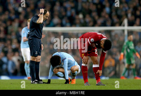 Antonio Miguel Mateu Match arbitre Lahoz (à gauche) parle avec Manchester City's Leroy Sane (centre) au cours de l'UEFA Champions League, quart-de-finale à l'Etihad Stadium, Manchester. Banque D'Images