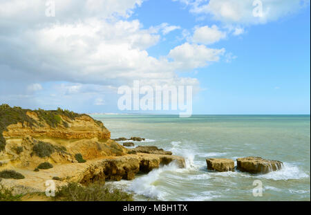 Auramar Beach l'érosion côtière sur la côte de l'Algarve du Portugal Banque D'Images