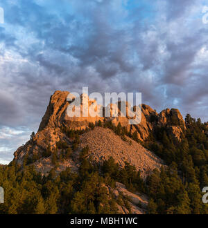 Les visages de Washington, Jefferson, Roosevelt et Lincoln au lever du soleil sur le Mont Rushmore dans le Dakota du Sud. Banque D'Images