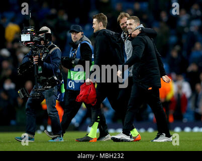 Manager de Liverpool Jurgen Klopp (deuxième à droite) célèbre avec Liverpool's Jordan Henderson (à droite) après le coup de sifflet final lors de la Ligue des Champions, quart de finale à l'Etihad Stadium, Manchester. Banque D'Images