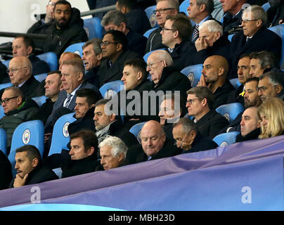 Pep Guardiola manager de Manchester City Centre (troisième à droite), président Khaldoon Al Mubarak (en bas à gauche) et chef Ferran Soriano (deuxième en bas à gauche) dans les stands lors de la Ligue des Champions, quart de finale à l'Etihad Stadium, Manchester. Banque D'Images