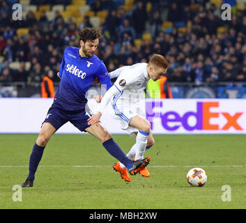 Kiev, UKRAINE - le 15 mars 2018 : Viktor Tsygankov de Dynamo Kiev (R) se bat pour une balle avec Marco Parolo de SS Lazio pendant leur UEFA Europa League Ro Banque D'Images