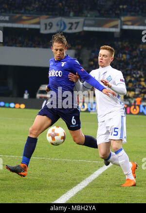 Kiev, UKRAINE - le 15 mars 2018 : Lucas de SS Lazio (L) lutte pour une balle avec Viktor Tsygankov de Dynamo Kiev pendant leur tour de l'UEFA Europa League Banque D'Images