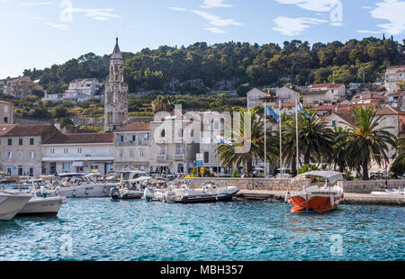 HVAR, CROATIE - Juillet 30, 2016 : les touristes visitant Hvar sur l'île de Hvar Croatie village Banque D'Images