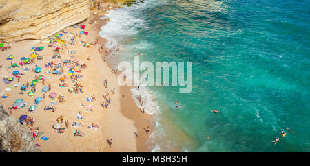 CARVOEIRO, PORTUGAL - 25 août 2016 : Vue aérienne de touristes à bronzer sur la plage de Carvoeiro, Portugal Banque D'Images